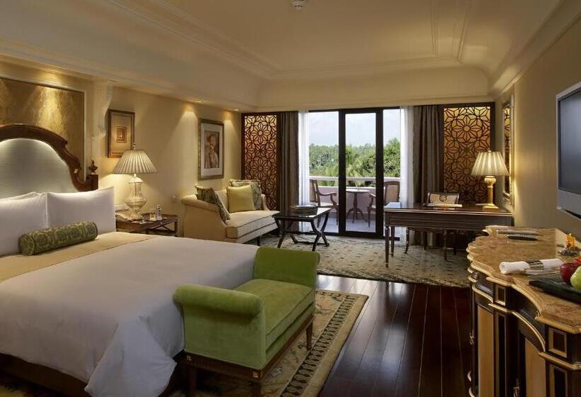Номер Стандарт с Балконом, The Leela Palace Bengaluru