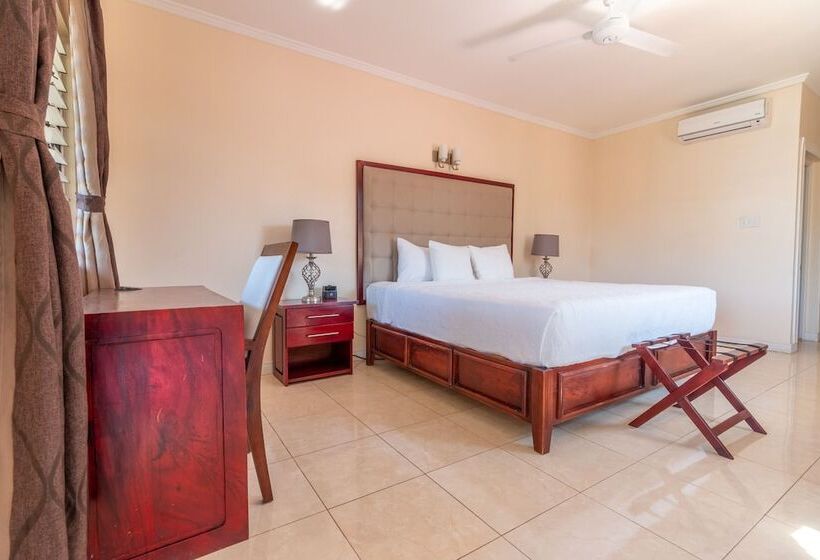 سوییت, Travellers Beach Resort
