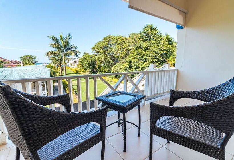 اتاق لوکس با تخت بزرگ, Travellers Beach Resort