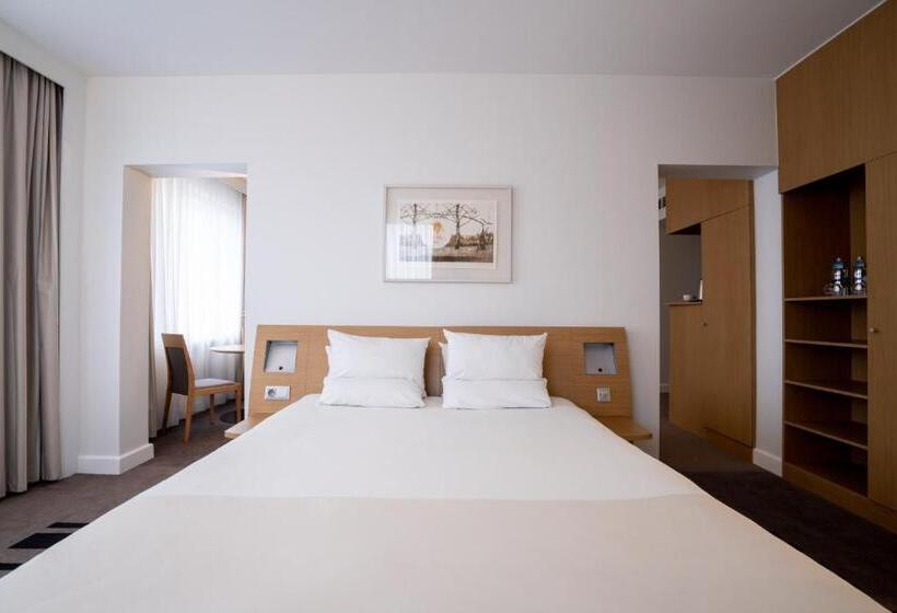 جناح سرير ملكى, Novotel Vilnius Centre