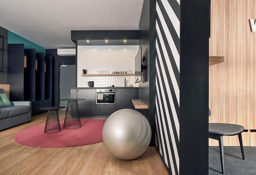 Club Room, Hup