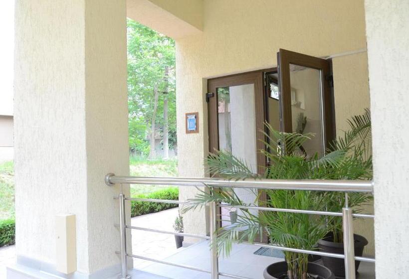 Escritório Estándar, Decebal Residence Apartments