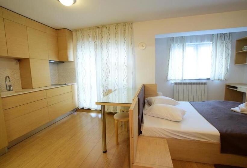 Escritório Estándar, Decebal Residence Apartments