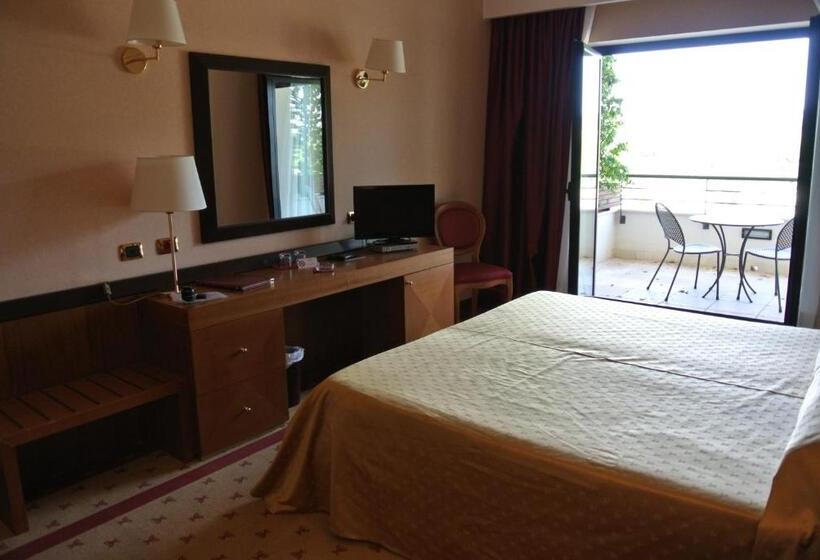 اتاق سوپریور با بالکن, Grand Hotel La Chiusa Di Chietri