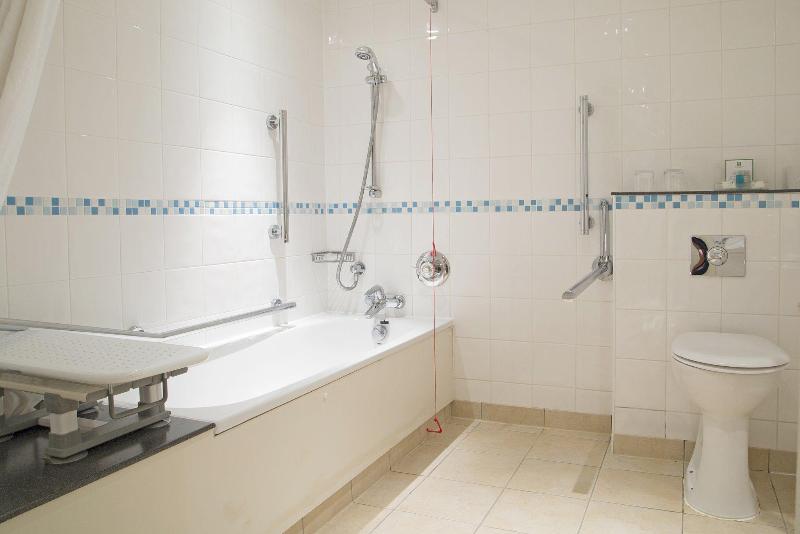 Номер Стандарт Адаптированный для Инвалидов, Holiday Inn Guildford, An Ihg