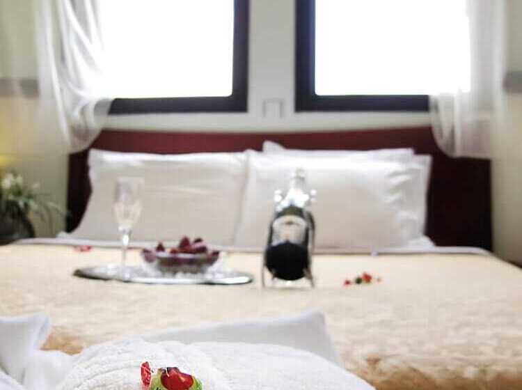 Family Suite, Lesse