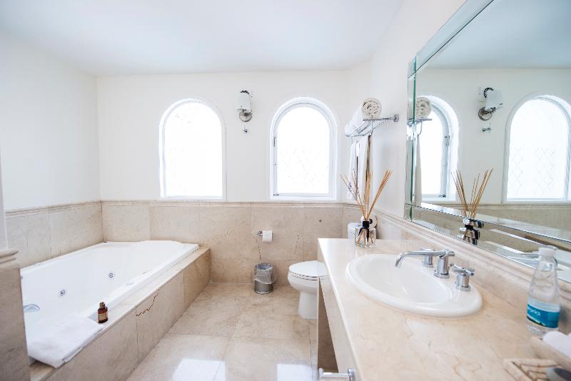 Полулюкс Повышенной Комфортности, Casa Bonita Hotel & Luxury Residence