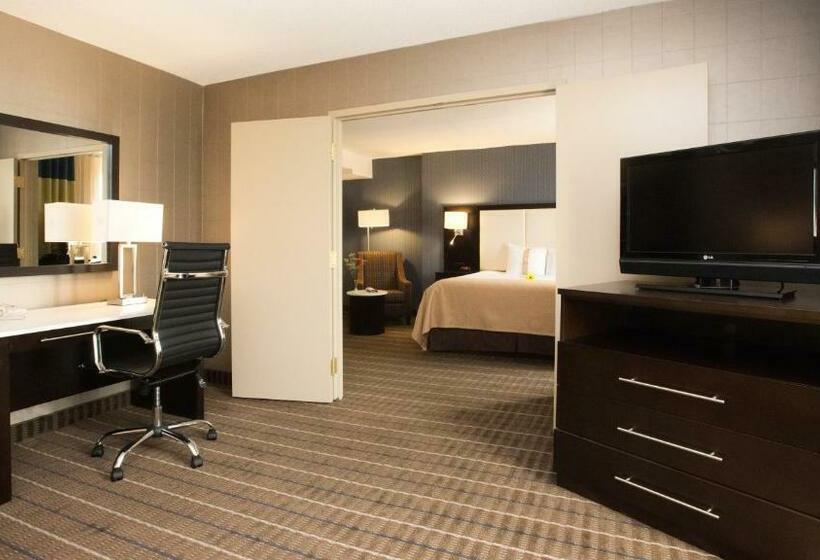 キングサイズベッドのスイートルーム, Holiday Inn & Suites Mississauga West   Meadowvale, An Ihg