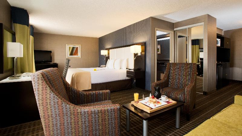 מיטת קינג בסוויטה, Holiday Inn & Suites Mississauga West   Meadowvale, An Ihg