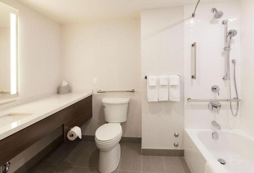 适合残疾人士使用的带超级大床的标准间, Holiday Inn & Suites Ottawa Kanata, An Ihg
