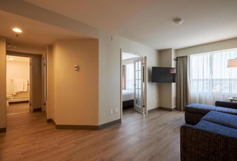 带大床的套房, Holiday Inn & Suites Ottawa Kanata, An Ihg