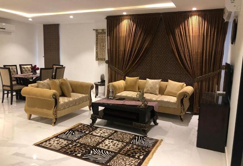 اتاق لوکس با تخت بزرگ, Royal Guest House Lahore Cantt