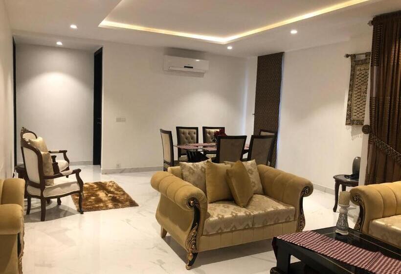 اتاق لوکس با تخت بزرگ, Royal Guest House Lahore Cantt