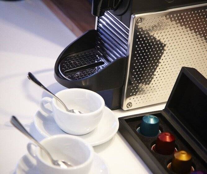 Номер Стандарт, Malmaison London