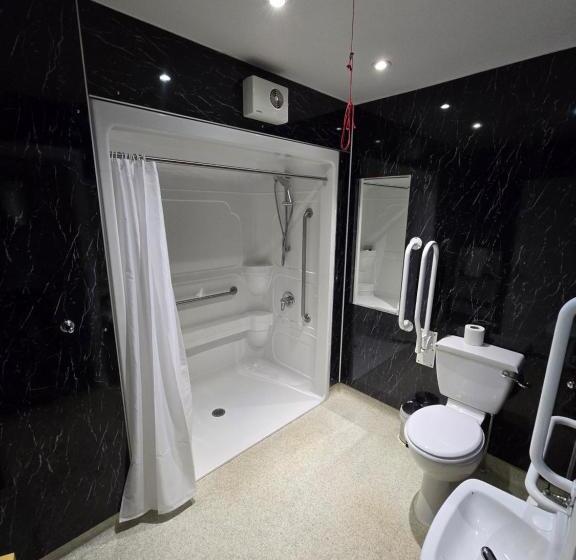 Люкс Адаптированный для Инвалидов, Staindrop Lodge ,sheffield, Trademark Collection By Wyndham