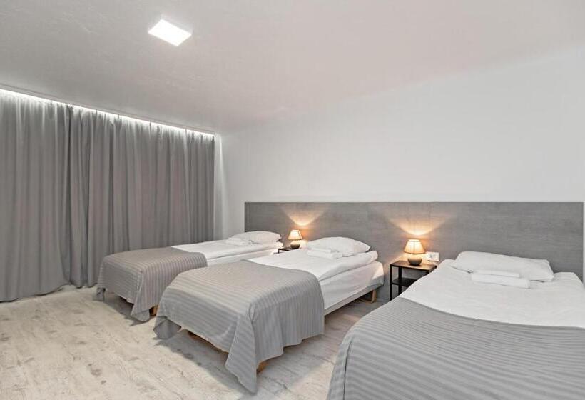 اتاق چهار تخته با دستشویی مشترک, Happyinn Rooms