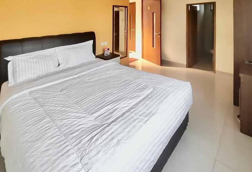 Номер Deluxe, Reddoorz Syariah Plus Near Cirebon Super Block Mall 2