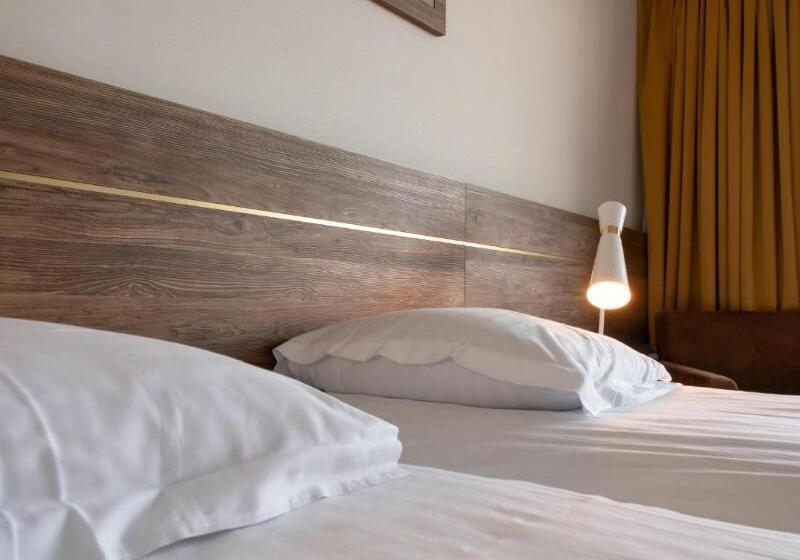Номер Стандарт Трехместный, Restaurant Le Mont Paisible, Cransmontana