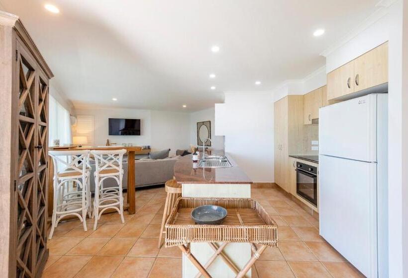Superior 2-bedroom flat with sea view, The Cove Yamba