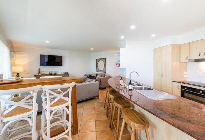 Superior 2-bedroom flat with sea view, The Cove Yamba