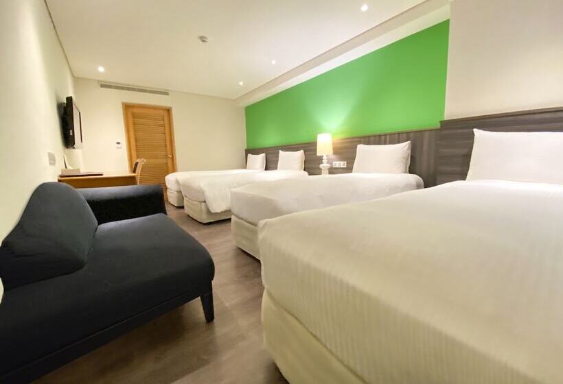 Deluxe Quadruple Room, Green World Triplebeds