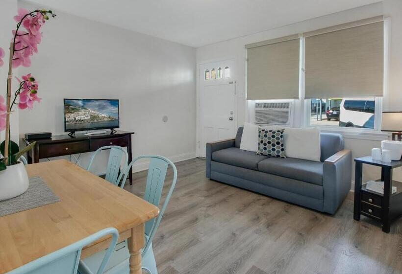Апартаменты 2 Спальни, Daytona Inn And Suites