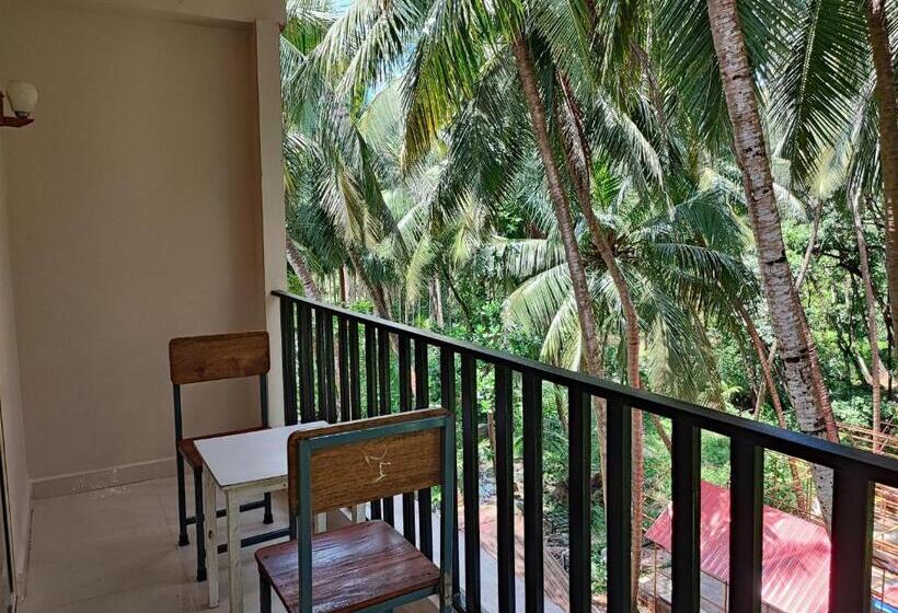 Номер Стандарт Вид на Бассейн, Shivam Bnb Mandrem Resort