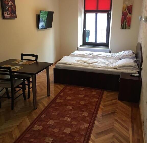 اتاق لوکس خانوادگی, Casa Mots