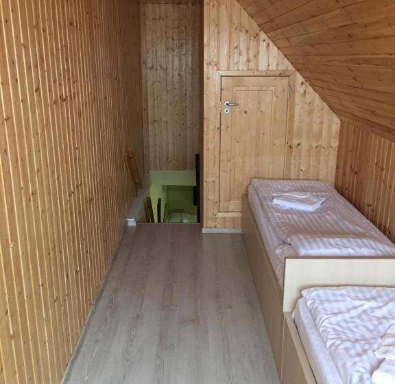 اتاق خانوادگی, Casa Mots