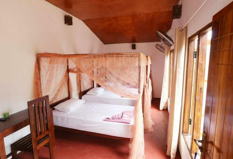 Quarto Familiar, Feel The Waves