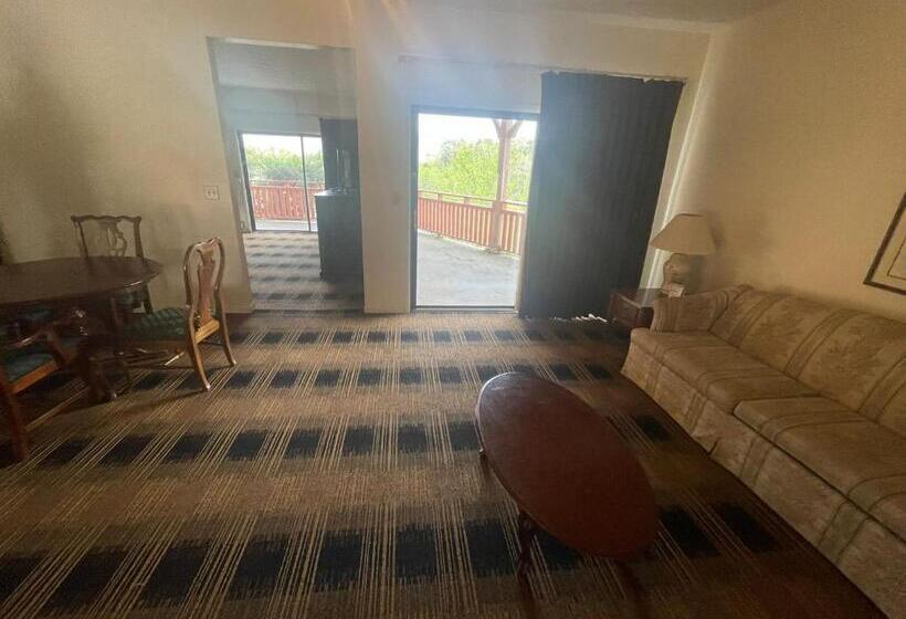 Люкс Deluxe Кровать Кинг, Budgetel Inn & Suites Dillard