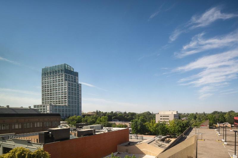 Люкс Клуб, Sheraton Grand Sacramento