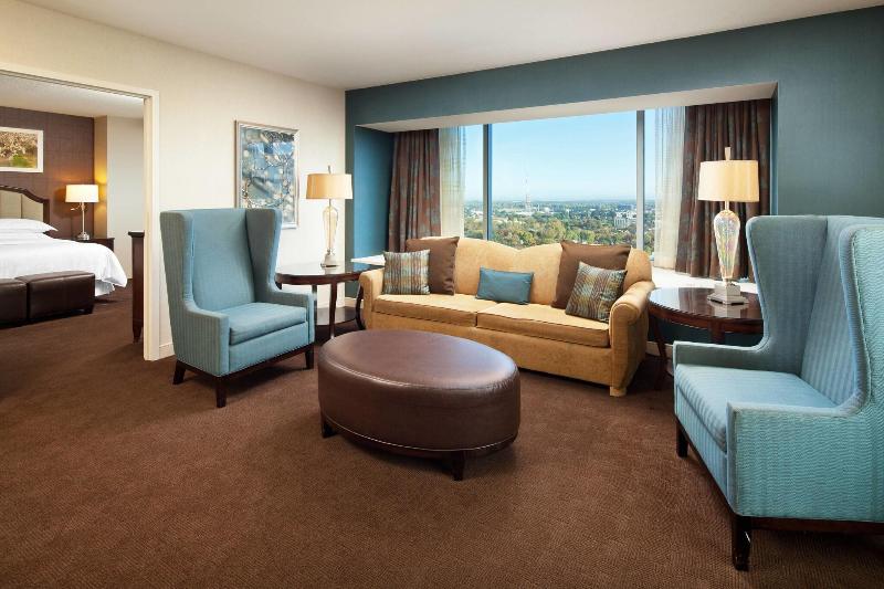 Люкс Клуб, Sheraton Grand Sacramento
