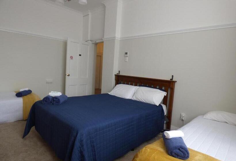 اتاق استاندارد چهارنفره با سرویس بهداشتی مشترک, Sahara Guest House