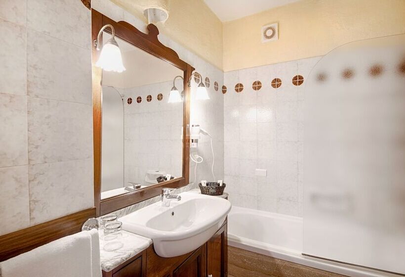 اتاق اساندارد با چشم‌انداز جانبی به دریا, Grand Hotel Smeraldo Beach
