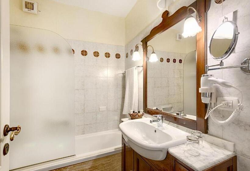 اتاق استاندارد با چشم‌انداز دریا, Grand Hotel Smeraldo Beach