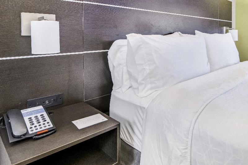Номер Стандарт Адаптированный для Инвалидов, Holiday Inn Express & Suites Longview North, An Ihg