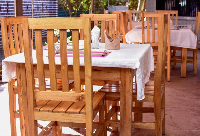 Стандартный Номер Кровать Кинг, Mzunguu Safari Lodge