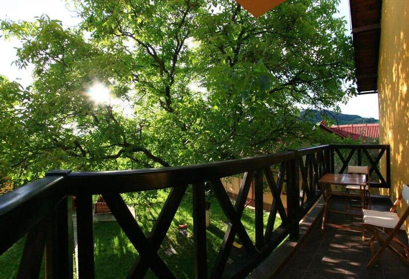 سوییت دوبلکس, Pensiunea Elena