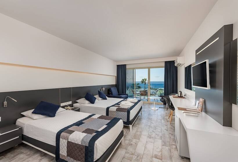 اتاق سوپریور چهار تخته, White City Beach Adult Only