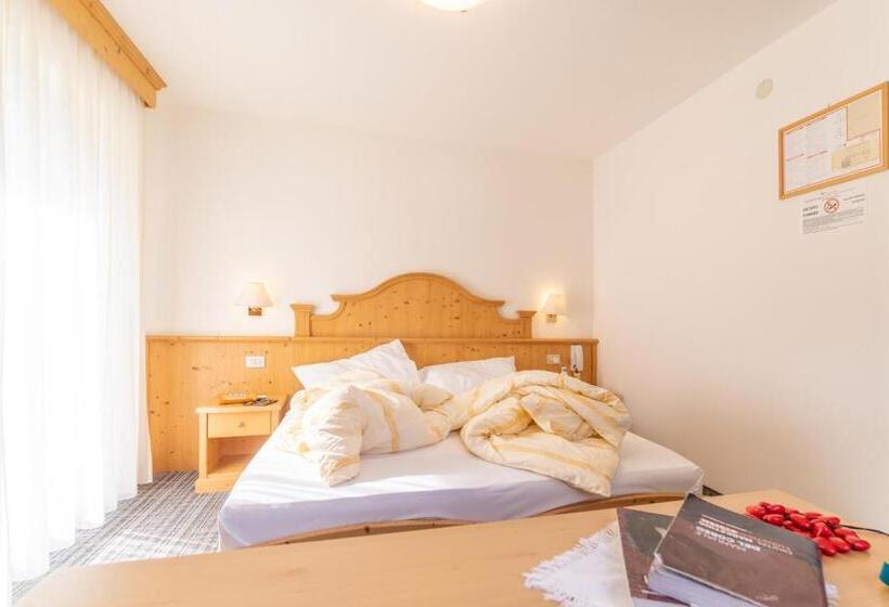 스탠다드 룸 산 전망, Albergo Canazei