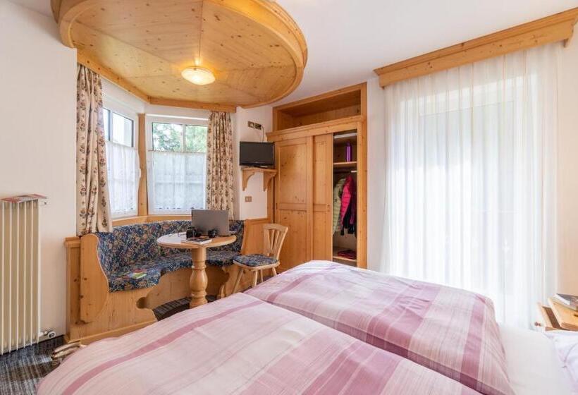 스탠다드 룸 산 전망, Albergo Canazei