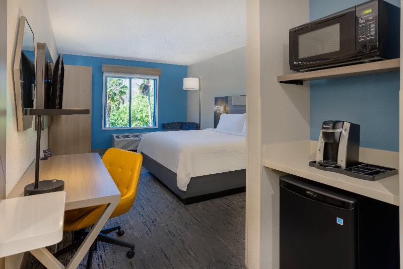 Büyük Çift Kişilik Yataklı Standart Oda, Holiday Inn Express And Suites Tampa I 75 At Bruce B. Downs, An Ihg
