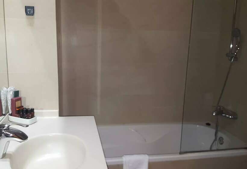 Habitación Superior Vista Piscina, Sercotel Kalma Sitges