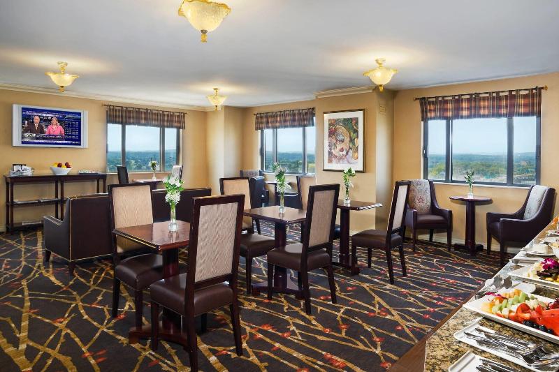 클럽 룸 킹침대, Sheraton Springfield Monarch Place