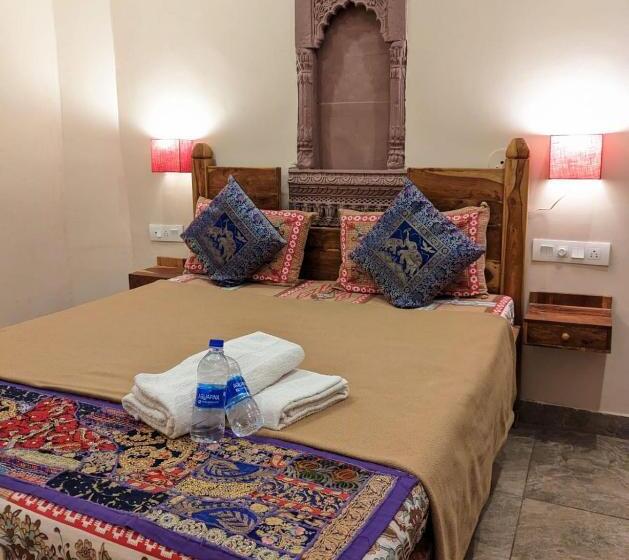 이코노미 룸, Corsican Haveli