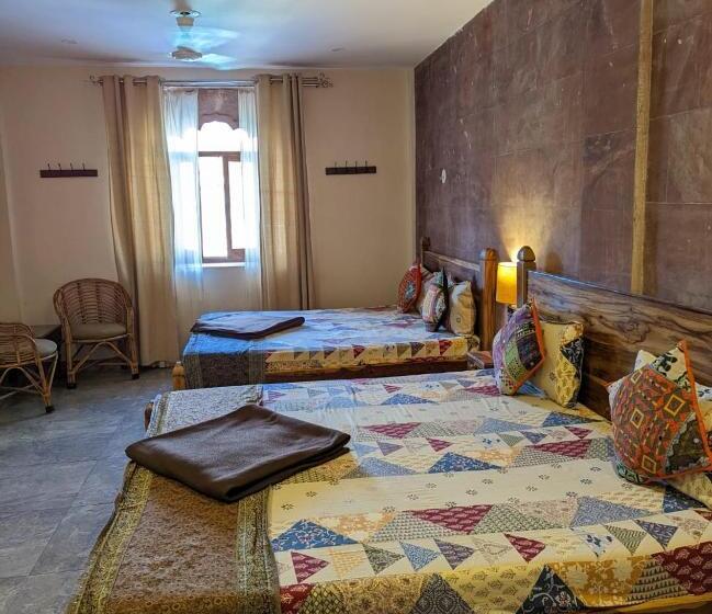 패밀리 스위트, Corsican Haveli