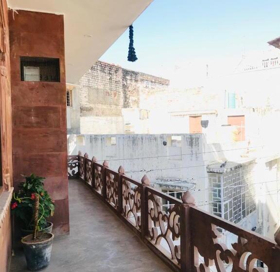 패밀리 스위트, Corsican Haveli