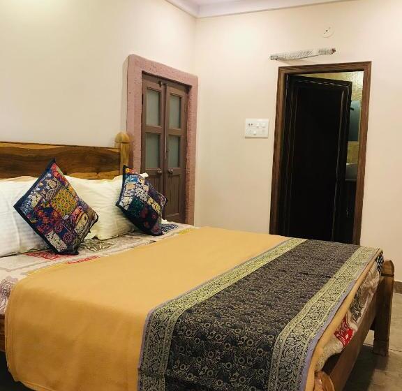이코노미 룸, Corsican Haveli