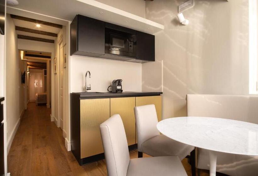 1 Bedroom Penthouse Apartment, Smeraldo Townhouse